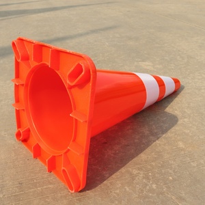 Cône de signalisation routière en PVC rouge monobloc de 700 mm, produit d'avertissement routier à usage courant - Product Image 4