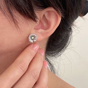Pendientes de Plata de Ley 925 Yinruitai con Forma de Flor y Engaste de Bisel, para Uso Diario, con Poste de Plata 925 - Product Image 4