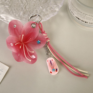 Porte-clés Fleur de Plumeria - Breloque de Sac Esthétique Estivale Tendance TikTok avec Pompon Tressé et Mini Pendentif Tongs - Product Image 3