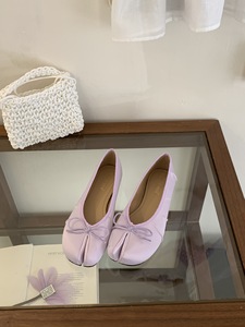 OEM ODM Mocassins pour femmes en satin soyeux à bout Tabi fendu, avec petit nœud, à enfiler, sans talon, légers, antidérapants, silencieux, souples, décontractés pour le quotidien - Product Image 4