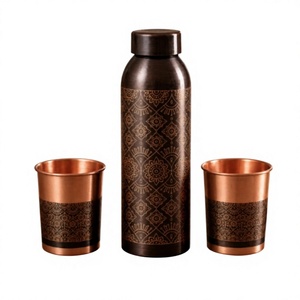 Juego de Regalo de Hidratación de Cobre Sólido con Acabado Antiguo Tradicional y Diseño de Mandala, con Frasco y Vasos, para el Hogar y la Oficina - Product Image 1
