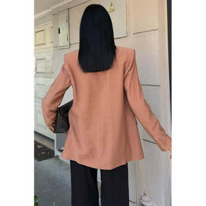 Chaqueta Blazer para Mujer Sobe, Color Camel, Antiarrugas, con Detalle de Piedras y Diseño de Solapa - Product Image 6