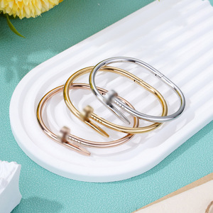 Bracciale da donna alla moda con borchie a forma di chiodo, in acciaio inossidabile argentato e oro 18 carati, certificato GAC, stile Love Nail - Product Image 5