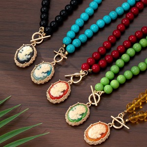 Collana Lunga da Donna con Ciondolo Cammeo Vintage a Ritratto, Catena di Perline Rotonde Multicolore e Chiusura a T Dorata - Product Image 1