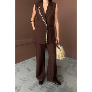 Conjunto de Lino Marrón para Mujer, Chaleco con Cuello y Estampado de Concha de Mejillón y Pantalones - Elegante Conjunto de Lino con Estampado Marrón para Mujer - Product Image 2