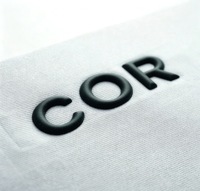 Autocollants thermocollants en silicone 3D sur mesure, étiquettes en PVC et caoutchouc avec logo imprimé pour vêtements, t-shirts et autres articles vestimentaires.