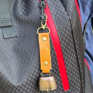 Campana de metal para camping con hebilla integrada de cuero PU, campana para ovejas y osos con función de reducción de ruido para hombres y mujeres - Product Image 4