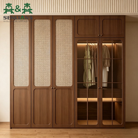 Armoire en rotin rétro SLS avec incrustations, placard intégré sur mesure avec panneaux arqués, portes en verre et éclairage LED intégré