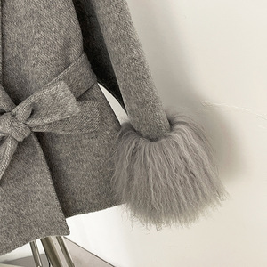 Abrigo de lana corto elegante de nuevo estilo personalizado para invierno, con puños de piel auténtica de cordero mongol, cinturón y doble faz para mujer - Product Image 5