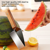 Pemotong Semangka 430 Stainless Steel dengan Gagang Kayu, Pemotong Segitiga untuk Melon, Pisau Pengiris Buah untuk Honeydew dan Cantaloupe