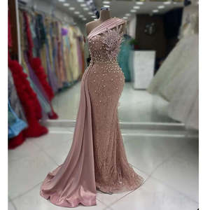 S1581N スパークリーブラッシュピンク ワンショルダー ロング丈 サテン パール サイドテール ウェディングパーティー ドバイ フォーマル プロム イブニングドレス - Product Image 1