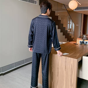 <span class=keywords><strong>2022</strong></span> diseños <span class=keywords><strong>de</strong></span> camisón pijamas <span class=keywords><strong>de</strong></span> manga larga para hombre solapa <span class=keywords><strong>de</strong></span> seda <span class=keywords><strong>de</strong></span> lujo ropa <span class=keywords><strong>de</strong></span> dormir masculina Color sólido Jacquard Casual traje <span class=keywords><strong>de</strong></span> noche al por mayor - Product Image 4