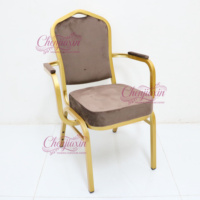 Chaise de banquet empilable en métal doré avec accoudoirs, siège rembourré en velours, pour mariage, salle à manger, hôtel et événements – Vente en gros