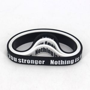 สายรัดข้อมือซิลิโคนงานฝีมือแบบนูนต่ำ สร้อยข้อมือคำคมสร้างแรงบันดาลใจ สายรัดข้อมือยางซิลิโคน ของขวัญสำหรับนักกีฬา แบบกำหนดเองได้ - Product Image 2