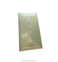 Fabrication sur mesure de badges d'entreprise en alliage de zinc plaqué métal avec impression UV personnalisée, couleurs personnalisées