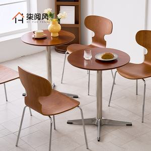 Ensemble de table et de chaises de salle à manger en bois massif de style rétro pour les salons de desserts, les salons de thé au lait, les cafés - Table de salle à manger commerciale - Product Image 2