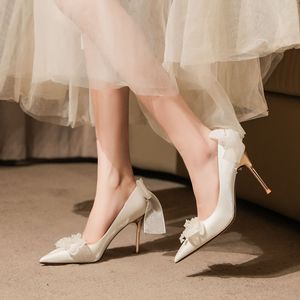 Chaussures de mariage en satin à talons hauts avec nœud en strass pour mariée et demoiselle d'honneur, tenue de soirée formelle - Product Image 1