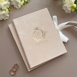 Carta d'invito in acrilico con copertina rigida in velluto rosa di lusso con copertina rigida in Folio ispirato all'oro nuziale - Product Image 2