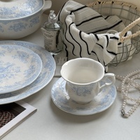 Ensemble de tasses à café, soucoupes et bols en céramique bleu pâle à motifs floraux en relief, style français ; Assiette sur pied, assiettes à dessert occidentales, assiettes à soupe, kit de tasses