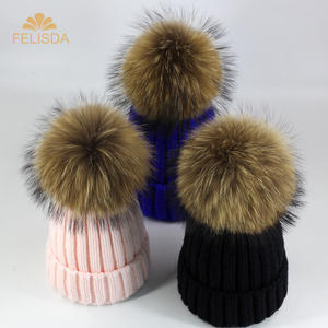 Bonnets d'hiver pour femmes avec logo personnalisé Bonnets en <span class=keywords><strong>fourrure</strong></span> de velours de qualité luxueuse avec pompons et doublure de crâne Bonnets Skullies tricotés pour filles à la mode - Product Image 1