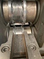 Machine de gaufrage à froid motorisée et programmable pour le traitement des barres plates en métal