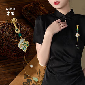 Muyu Traditional Chinese Style Brooch With Seashell Flower Leaf Design Imitation Jade Pearl Tassel For Women Party Wear - Product Image 1