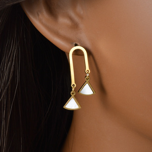 Ensemble de boucles d'oreilles tendance pour femmes, de créateur, en acier inoxydable plaqué or, avec clous, anneaux et pendentifs triangulaires incrustés, vente en gros - Product Image 3