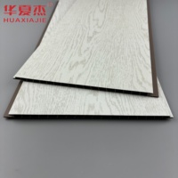 Panneau mural en PVC ignifuge à grain de bois blanc de design moderne, grille de plafond pour la décoration de salle de bain et d'hôtel, plafond insonorisé
