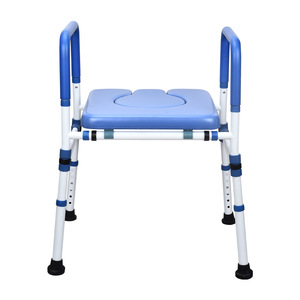 Silla de baño para personas mayores, estructura de aleación de aluminio azul, taburete con asiento sanitario KDB-602B, con reposabrazos y patas antideslizantes - Product Image 4