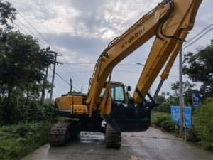 รถขุดไฮดรอลิกแบบตีนตะขาบ HYUNDAI R220LC-9s มือสอง ขนาด 22 ตัน กำลัง 110 กิโลวัตต์ บุ้งกี๋ 1.15 เมตร แรงยกสูง ผลิตในเกาหลีแท้ - Product Image 2