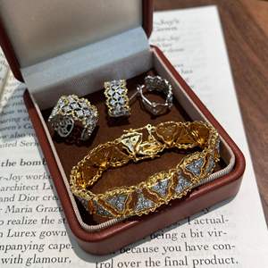 Stile italiano retrò High-End di lusso di lusso vecchio Set completo di diamanti con bracciale cavo orecchini gioielli in ottone placcato oro - Product Image 1