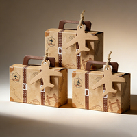 Caja de Regalo Corrugada con Temática de Viajes - Empaque Estilo Maleta de Kraft con Adorno de Avión para Recuerdos