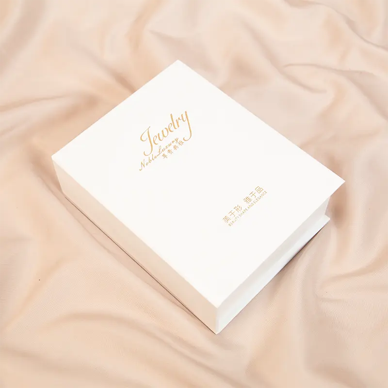 Özel süper beyaz lüks Flap kapak takı hediye kutusu altın folyo Logo dokulu kağıt takı için özel hediye kutusu