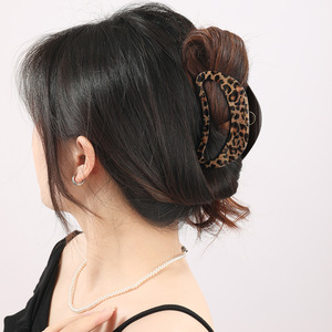 Pince à cheveux coréenne géométrique pour femme, motif léopard, forme demi-lune évidée, style requin, pour un look élégant - Product Image 2