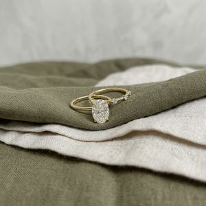 Anillo de compromiso con diamante de corte ovalado en oro amarillo con diamantes laterales, certificado IGI, estilo clásico para mujer - Product Image 3