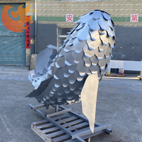 Statue de jardin en acier inoxydable poli de sculpture d'art de dauphin en argent pour décor extérieur thème de poisson de mer par MGO