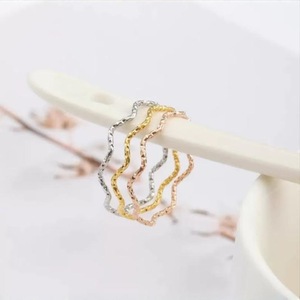Anello da donna a cerchio liscio con texture a ghiaccio frantumato ultra-fine, versatile, tre colori opzionali, anello da dito o anello per il pollice, best seller - Product Image 4