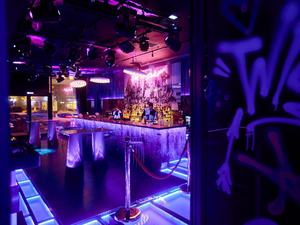 Mobilier moderne de haute qualité pour bar à vin de restaurant, table de comptoir de boissons à éclairage LED pour affichage et décoration - Product Image 4