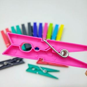 X527 Mini pinces décoratives colorées en plastique pour fête, pinces à linge en tissu, pinces à suspendre pour loisirs créatifs, pinces à papier photo, épingles à linge colorées en plastique - Product Image 2