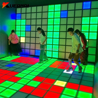 Jeu laser 'Le sol est du lave' avec écran de jeu LED 30x30 cm, grille lumineuse interactive, jeux actifs et grille de danse LED au sol