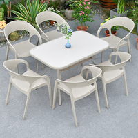 Table de salle à manger d'extérieur en bois moderne, conception carrée résistante aux UV imperméable et durable pour une utilisation dans la cour