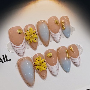 Uñas postizas reutilizables rojas francesas 3D talladas a mano con diseño de almendra, con perlas <span class=keywords><strong>y</strong></span> detalles dorados, para mayoristas de productos de belleza. - Product Image 3