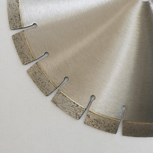 Lame de scie segmentée de 14 pouces (350 mm) de qualité industrielle, soudée au laser et à haute fréquence, pour la découpe du béton, de l'asphalte et des pavés - Product Image 5