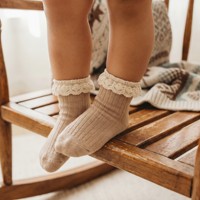 Chaussettes en dentelle jacquard de créateur, style princesse, mi-mollet, avec logo personnalisé, pour bébés et enfants, avec bord élastique sans couture, mignonnes pour filles