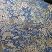 Tissu luxueux en organza jacquard floral et oiseaux, inspiré du style palais, avec fils dorés et découpes ajourées