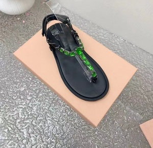 Hot Europe Station nueva moda chanclas planas casuales para mujeres zapatillas de cristal con dedos para mujeres que usan zapatos de playa - Product Image 5