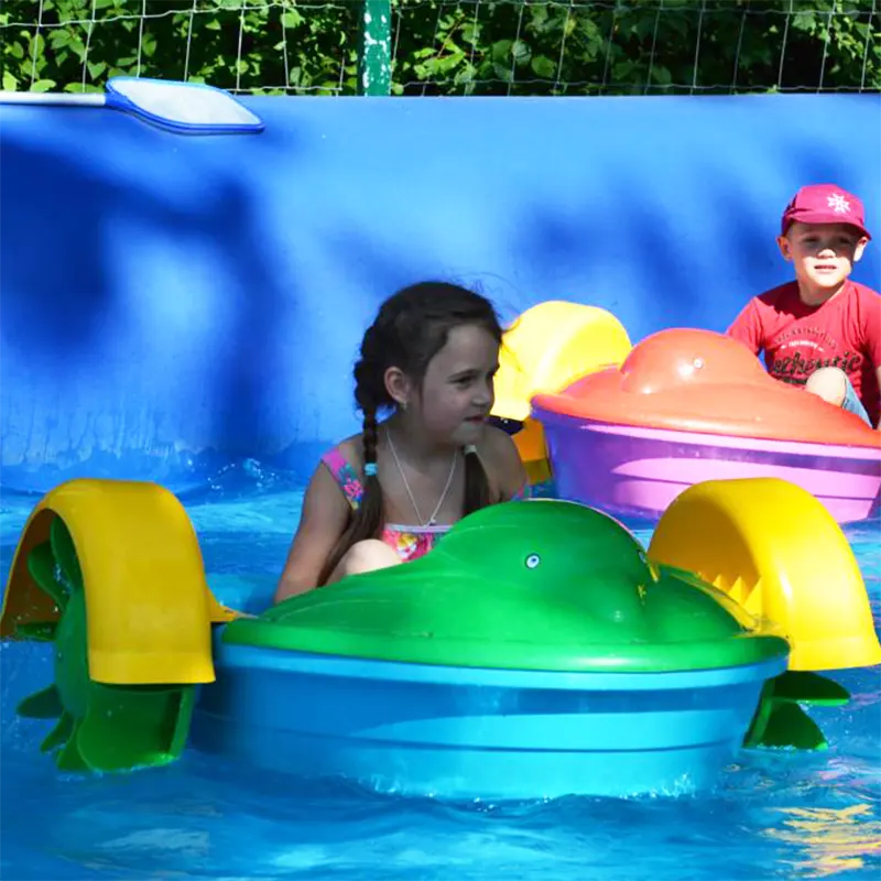 Venta al por mayor juguetes acuáticos niños Juego de agua pedal de plástico Juegos Deportivos bote de remos inflable