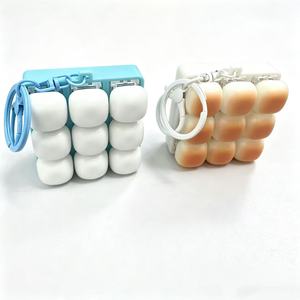 Porte-clés anti-stress réaliste en forme de pain à la crème, jouet amusant à presser, breloque de sac, petit cadeau de vacances unisexe pour 15 ans et plus - Product Image 4