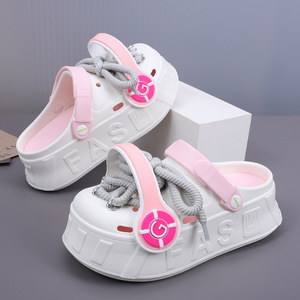 Sabots Geeo pour femmes, rose et blanc, chaussures de plage d'été avec design casque audio, talon de 3 cm - Product Image 3