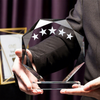 Trophée en cristal personnalisé avec logo gravé et impression UV couleur pour récompenses des employés exceptionnels et commémoration des réunions annuelles